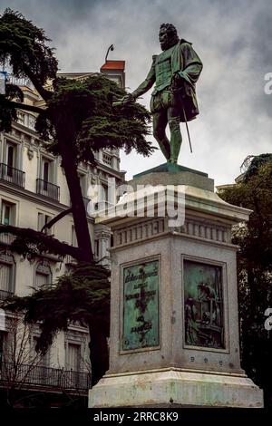 Monument à Cervantes en face du Palacio de las Cortes, Madrid, Espagne Banque D'Images