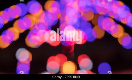 Un bokeh vibrant violet, rose, magenta, jaune de forme circulaire ou des lumières floues Banque D'Images