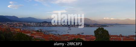 Les maisons de la ville d'Ajaccio et de son port de plaisance, France, île Corse. Banque D'Images