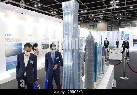 211026 -- HONG KONG, le 26 octobre 2021 -- les visiteurs regardent des expositions lors d'une exposition au Centre des congrès et des expositions de Hong Kong dans le sud de la Chine, Hong Kong, le 25 octobre 2021. Une exposition mettant en lumière la longue histoire de l'architecture chinoise et les grandes réalisations de la construction chinoise dans la nouvelle ère a été dévoilée lundi matin au Hong Kong Convention and Exhibition Center. Prévue pour se terminer le 30 octobre, l exposition est organisée pour célébrer le 72e anniversaire de la fondation de la République populaire de Chine et le 24e anniversaire du retour de Hong Kong à la mère patrie, comme Th Banque D'Images