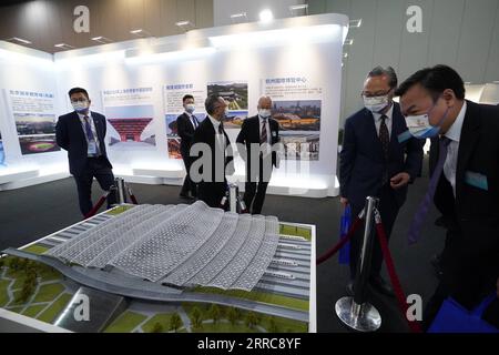 211026 -- HONG KONG, le 26 octobre 2021 -- les visiteurs regardent des expositions lors d'une exposition au Centre des congrès et des expositions de Hong Kong dans le sud de la Chine, Hong Kong, le 25 octobre 2021. Une exposition mettant en lumière la longue histoire de l'architecture chinoise et les grandes réalisations de la construction chinoise dans la nouvelle ère a été dévoilée lundi matin au Hong Kong Convention and Exhibition Center. Prévue pour se terminer le 30 octobre, l exposition est organisée pour célébrer le 72e anniversaire de la fondation de la République populaire de Chine et le 24e anniversaire du retour de Hong Kong à la mère patrie, comme Th Banque D'Images