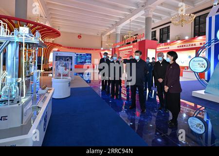 211026 -- BEIJING, 26 octobre 2021 -- le président chinois Xi Jinping, également secrétaire général du Comité central du Parti communiste chinois et président de la Commission militaire centrale, visite une exposition sur les réalisations de la Chine dans le domaine de l innovation scientifique et technologique au cours du 13e Plan quinquennal 2016-2020 à Beijing, capitale de la Chine, le 26 octobre 2021. CHINE-PÉKIN-XI JINPING-RÉALISATIONS EXPOSITION-VISITE CN LIXXUEREN PUBLICATIONXNOTXINXCHN Banque D'Images