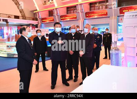 211026 -- BEIJING, 26 octobre 2021 -- le président chinois Xi Jinping, également secrétaire général du Comité central du Parti communiste chinois et président de la Commission militaire centrale, visite une exposition sur les réalisations de la Chine dans le domaine de l innovation scientifique et technologique au cours du 13e Plan quinquennal 2016-2020 à Beijing, capitale de la Chine, le 26 octobre 2021. CHINE-PÉKIN-XI JINPING-RÉALISATIONS EXPOSITION-VISITE CN XIEXHUANCHI PUBLICATIONXNOTXINXCHN Banque D'Images