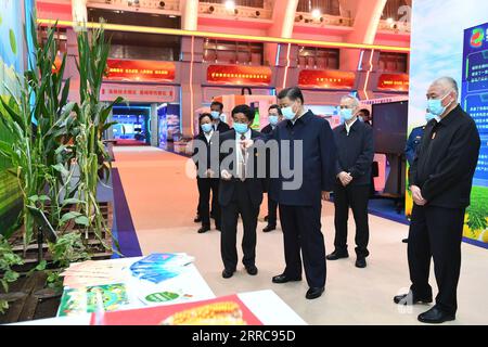 211026 -- BEIJING, 26 octobre 2021 -- le président chinois Xi Jinping, également secrétaire général du Comité central du Parti communiste chinois et président de la Commission militaire centrale, visite une exposition sur les réalisations de la Chine dans le domaine de l innovation scientifique et technologique au cours du 13e Plan quinquennal 2016-2020 à Beijing, capitale de la Chine, le 26 octobre 2021. CHINE-PÉKIN-XI JINPING-RÉALISATIONS EXPOSITION-VISITE CN XIEXHUANCHI PUBLICATIONXNOTXINXCHN Banque D'Images