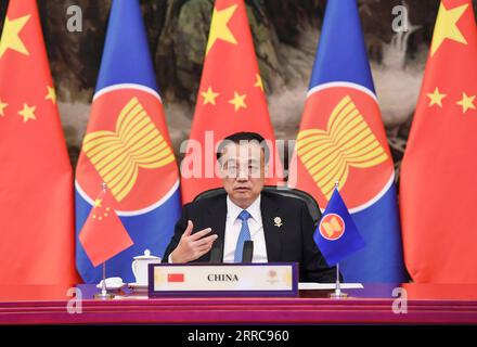 211026 -- BEIJING, le 26 octobre 2021 -- le premier ministre chinois Li Keqiang assiste au 24e sommet Chine-ASEAN au Grand Hall du peuple à Beijing, capitale de la Chine, le 26 octobre 2021. CHINA-BEIJING-LI KEQIANG-ASEAN-SUMMIT CN RAOXAIMIN PUBLICATIONXNOTXINXCHN Banque D'Images