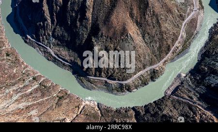 211027 -- DEQEN, 27 octobre 2021 -- une photo aérienne prise le 27 octobre 2021 montre un coude de la rivière Jinsha, la section supérieure du fleuve Yangtze, dans le sud-ouest de la Chine. CHINA-YUNNAN-DEQEN-JINSHA RIVER CN JIANGXWENYAO PUBLICATIONXNOTXINXCHN Banque D'Images