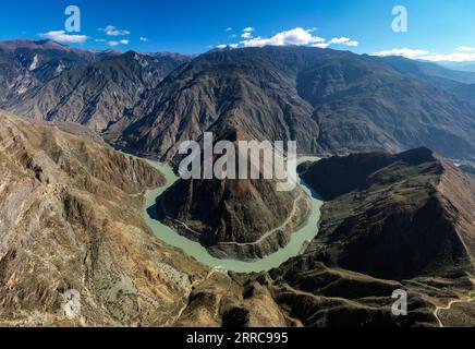 211027 -- DEQEN, 27 octobre 2021 -- une photo aérienne prise le 27 octobre 2021 montre un coude de la rivière Jinsha, la section supérieure du fleuve Yangtze, dans le sud-ouest de la Chine. CHINA-YUNNAN-DEQEN-JINSHA RIVER CN JIANGXWENYAO PUBLICATIONXNOTXINXCHN Banque D'Images