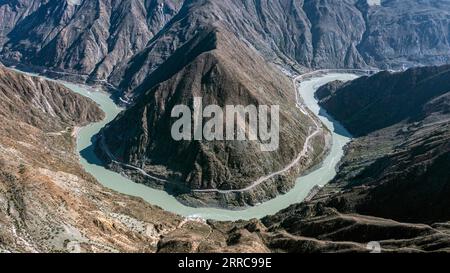 211027 -- DEQEN, 27 octobre 2021 -- une photo aérienne prise le 27 octobre 2021 montre un coude de la rivière Jinsha, la section supérieure du fleuve Yangtze, dans le sud-ouest de la Chine. CHINA-YUNNAN-DEQEN-JINSHA RIVER CN JIANGXWENYAO PUBLICATIONXNOTXINXCHN Banque D'Images