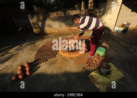 211027 -- KANGRA, le 27 octobre 2021 -- Un potier fabrique des lampes en terre dans son atelier avant le festival des lumières de Diwali au village de Tiyara dans le district de Kangra dans l'État indien de l'Himachal Pradesh, le 27 octobre 2021. Str/Xinhua INDIA-KANGRA-EARTHEN LAMPE MAKING-DIWALI FESTIVAL JavedxDar PUBLICATIONxNOTxINxCHN Banque D'Images