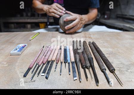 211027 -- HAIKOU, 27 octobre 2021 -- une photo prise le 14 septembre 2021 montre des outils de sculpture de noix de coco au studio de Ke Qiufeng dans le village de Ruchuan à Haikou, dans la province de Hainan du sud de la Chine. La sculpture de noix de coco, l'un des patrimoine culturel immatériel national de la Chine, a une histoire de milliers d'années dans la province de Hainan. Fait de coquille de noix de coco, bois et palmier comme matériau, un bon travail de sculpture de noix de coco doit passer par des procédures compliquées et nécessite des compétences raffinées et une grande patience d'un artisan. Ke Qiufeng, 51 ans, s'est engagé dans la sculpture de noix de coco depuis 1994 quand il a commencé à apprendre la compétence dans un facteur Banque D'Images