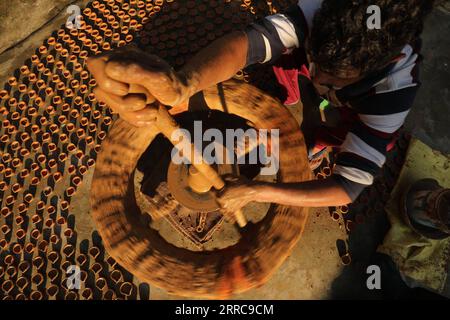 211027 -- KANGRA, le 27 octobre 2021 -- Un potier fabrique des lampes en terre dans son atelier avant le festival des lumières de Diwali au village de Tiyara dans le district de Kangra dans l'État indien de l'Himachal Pradesh, le 27 octobre 2021. Str/Xinhua INDIA-KANGRA-EARTHEN LAMPE MAKING-DIWALI FESTIVAL JavedxDar PUBLICATIONxNOTxINxCHN Banque D'Images