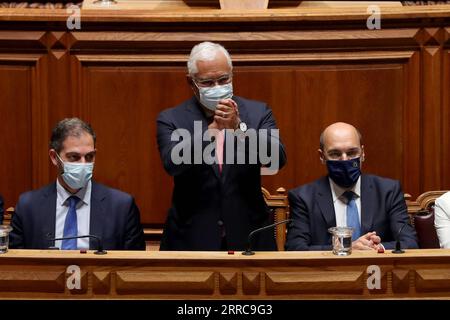 211027 -- LISBONNE, le 27 octobre 2021 -- le Premier ministre portugais Antonio Costa C fait des gestes après avoir prononcé un discours au Parlement à Lisbonne, au Portugal, le 27 octobre 2021. Le budget de l'État portugais pour 2022, présenté par le gouvernement du Parti socialiste PS, a été rejeté mercredi par l'Assemblée de la République. Photo Pedro Fiuza/Xinhua PORTUGAL-LISBONNE-2022 BUDGET PetroxFiuza PUBLICATIONxNOTxINxCHN Banque D'Images