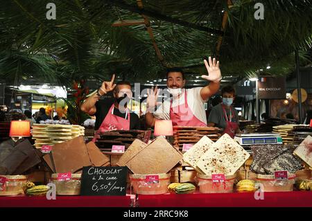 211028 -- PARIS, le 28 octobre 2021 -- les membres du personnel saluent lors de la soirée d'inauguration de la 26e Foire du chocolat de Paris à l'Expo Versailles à Paris, France, le 27 octobre 2021. Le 26e salon du chocolat aura lieu du 28 octobre au 1 novembre. FRANCE-PARIS-SALON DU CHOCOLAT GaoxJing PUBLICATIONxNOTxINxCHN Banque D'Images