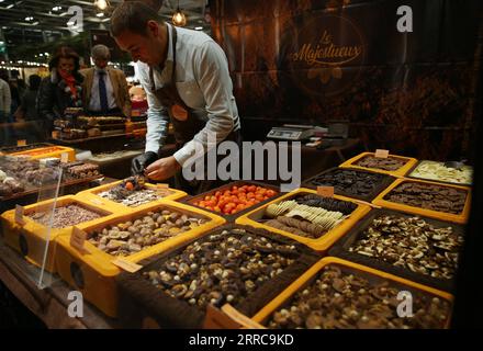 211028 -- PARIS, le 28 octobre 2021 -- des chocolats sont présentés lors de la soirée d'inauguration de la 26e Foire du chocolat de Paris à l'Expo Versailles à Paris, France, le 27 octobre 2021. Le 26e salon du chocolat aura lieu du 28 octobre au 1 novembre. FRANCE-PARIS-SALON DU CHOCOLAT GaoxJing PUBLICATIONxNOTxINxCHN Banque D'Images