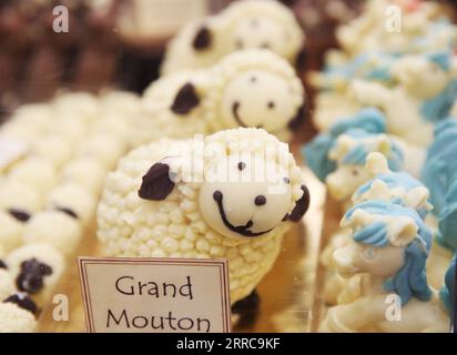 211028 -- PARIS, le 28 octobre 2021 -- des chocolats sont présentés lors de la soirée d'inauguration de la 26e Foire du chocolat de Paris à l'Expo Versailles à Paris, France, le 27 octobre 2021. Le 26e salon du chocolat aura lieu du 28 octobre au 1 novembre. FRANCE-PARIS-SALON DU CHOCOLAT GaoxJing PUBLICATIONxNOTxINxCHN Banque D'Images