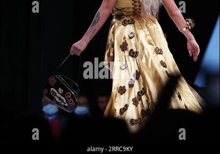 211028 -- PARIS, le 28 octobre 2021 -- Un modèle présente une création faite avec du chocolat lors de la soirée d'inauguration de la 26e Foire du chocolat de Paris au Versailles Expo à Paris, France, le 27 octobre 2021. Le 26e salon du chocolat aura lieu du 28 octobre au 1 novembre. FRANCE-PARIS-SALON DU CHOCOLAT GaoxJing PUBLICATIONxNOTxINxCHN Banque D'Images