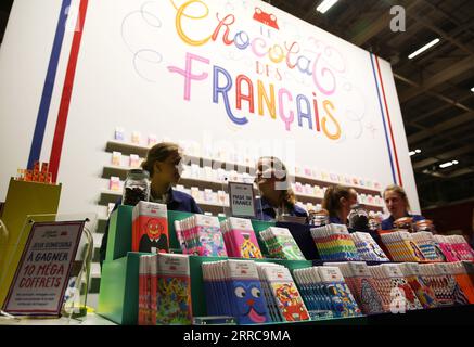 211028 -- PARIS, le 28 octobre 2021 -- des chocolats sont présentés lors de la soirée d'inauguration de la 26e Foire du chocolat de Paris à l'Expo Versailles à Paris, France, le 27 octobre 2021. Le 26e salon du chocolat aura lieu du 28 octobre au 1 novembre. FRANCE-PARIS-SALON DU CHOCOLAT GaoxJing PUBLICATIONxNOTxINxCHN Banque D'Images