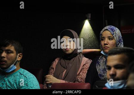 211029 -- GAZA, le 29 octobre 2021 -- des Palestiniens regardent un film projeté sur écran blanc installé dans un bus dans le nord de la bande de Gaza, le 28 octobre 2021. POUR ALLER AVEC Feature : le cinéma mobile permet aux résidents de regarder des films sur grand écran à Gaza photo par /Xinhua MIDEAST-GAZA-CINÉMA MOBILE RizekxAbdeljawad PUBLICATIONxNOTxINxCHN Banque D'Images