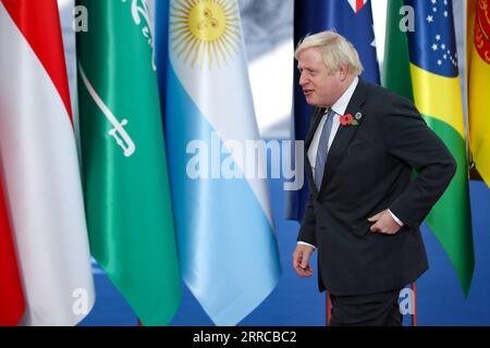 211030 -- ROME, le 30 octobre 2021 -- le Premier ministre britannique Boris Johnson arrive pour le Sommet des dirigeants du G20 à Rome, Italie, le 30 octobre 2021. Le 16e Sommet des dirigeants du G20 a débuté ici samedi. ITALIE-ROME-G20 SOMMET ZhangxCheng PUBLICATIONxNOTxINxCHN Banque D'Images