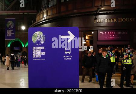 211031 -- GLASGOW, le 31 octobre 2021 -- des passagers et des policiers sont vus à la gare centrale de Glasgow, en Écosse, au Royaume-Uni, le 30 octobre 2021. La 26e Conférence des Parties des Nations Unies sur les changements climatiques COP26 est prévue du 31 octobre au 12 novembre à Glasgow, en Écosse. Il s’agit de la première du genre depuis l’entrée en vigueur de l’Accord de Paris. UK-GLASGOW-COP 26 HanxYan PUBLICATIONxNOTxINxCHN Banque D'Images