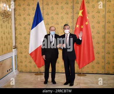 211031 -- ROME, le 31 octobre 2021 -- le conseiller d'État chinois et ministre des Affaires étrangères Wang Yi R rencontre le ministre français des Affaires étrangères Jean-Yves le Drian à Rome, Italie, le 30 octobre 2021. ITALIE-ROME-WANG YI-FRENCH FM-MEETING JINXMAMENGNI PUBLICATIONXNOTXINXCHN Banque D'Images