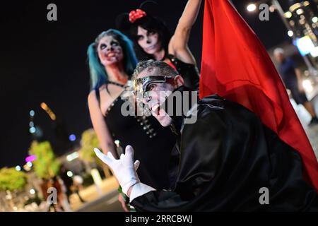 211031 -- TEL AVIV, 31 octobre 2021 -- les révélateurs habillés en zombies participent à la marche annuelle des zombies lors des célébrations d'Halloween à tel Aviv, Israël, le 30 octobre 2021. Photo de /JINI via Xinhua ISRAEL-TEL AVIV-HALLOWEEN-ZOMBIE WALK TomerxNeuberg PUBLICATIONxNOTxINxCHN Banque D'Images