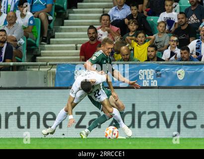 George Saville (à droite) et Adam Cerin, de Solvenia, se battent pour le ballon lors du match de qualification UEFA Euro 2024 du Groupe H au Stozice Stadium, à Ljubljana. Date de la photo : jeudi 7 septembre 2023. Banque D'Images