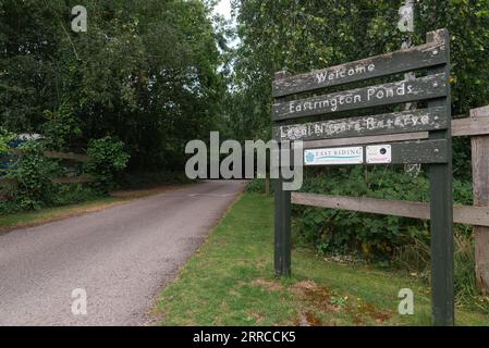 Eastrington, Royaume-Uni - 13 août 2023 : panneau de bienvenue à l'entrée de la réserve naturelle locale Eastrington Ponds Banque D'Images