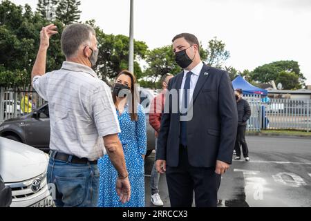 211101 -- LE CAP, 1 novembre 2021 -- le candidat à la mairie de l Alliance démocratique DA du Cap Geordin Hill-Lewis 1st R et son épouse discutent avec un électeur lors des élections locales en Afrique du Sud au Cap, en Afrique du Sud, le 1 novembre 2021. Selon la Commission électorale sud-africaine, plus de 26,2 millions d électeurs se sont inscrits aux élections locales du pays, dont environ 1,11 millions d électeurs inscrits pour des votes spéciaux le samedi et le dimanche, qui sont conçus pour ceux qui ne sont pas en mesure de voter lundi. AFRIQUE DU SUD-CAPE TOWN-LOCAL ELECTIONS LYUXTIANRAN PUBLICAT Banque D'Images