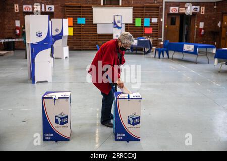 211101 -- LE CAP, le 1 novembre 2021 -- Une électrice vote lors des élections locales en Afrique du Sud au Cap, en Afrique du Sud, le 1 novembre 2021. Selon la Commission électorale sud-africaine, plus de 26,2 millions d électeurs se sont inscrits aux élections locales du pays, dont environ 1,11 millions d électeurs inscrits pour des votes spéciaux le samedi et le dimanche, qui sont conçus pour ceux qui ne sont pas en mesure de voter lundi. AFRIQUE DU SUD-CAPE TOWN-LOCAL GOVERNMENT ELECTIONS LYUXTIANRAN PUBLICATIONXNOTXINXCHN Banque D'Images