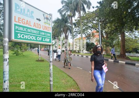 211101 -- KAMPALA, le 1 novembre 2021 -- Un étudiant portant un masque facial marche à l'Université Makerere de Kampala, Ouganda, le 1 novembre 2021. Les établissements d’enseignement supérieur en Ouganda ont rouvert lundi après leur fermeture en juin de cette année en raison de la pandémie de COVID-19. Photo de /Xinhua UGANDA-KAMPALA-COVID-19-UNIVERSITY-ROUVRIR NicholasxKajoba PUBLICATIONxNOTxINxCHN Banque D'Images