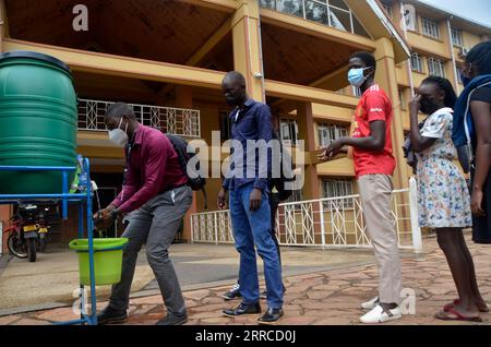 211101 -- KAMPALA, le 1 novembre 2021 -- des étudiants font la queue pour se laver les mains à l'Université Makerere de Kampala, Ouganda, le 1 novembre 2021. Les établissements d’enseignement supérieur en Ouganda ont rouvert lundi après leur fermeture en juin de cette année en raison de la pandémie de COVID-19. Photo de /Xinhua UGANDA-KAMPALA-COVID-19-UNIVERSITY-ROUVRIR NicholasxKajoba PUBLICATIONxNOTxINxCHN Banque D'Images