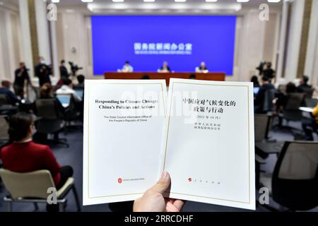 211102 -- BEIJING, le 2 novembre 2021 -- une photo prise le 27 octobre 2021 montre une conférence de presse sur un livre blanc intitulé répondre au changement climatique : politiques et actions de la Chine, publié par le Bureau d'information du Conseil d'État, à Beijing, capitale de la Chine. Xinhua Headlines : la Chine sur la voie rapide pour réduire l'intensité de consommation d'énergie LixXin PUBLICATIONxNOTxINxCHN Banque D'Images