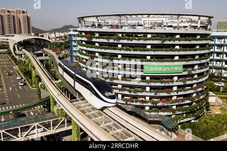 211102 -- BEIJING, 2 novembre 2021 -- une photo aérienne prise le 30 novembre 2018 montre le système de transit monorail sans conducteur de Yungui au siège du constructeur chinois de véhicules à énergie nouvelle BYD à Shenzhen, dans la province du Guangdong du sud de la Chine. Xinhua Headlines : la Chine sur la voie rapide pour réduire l'intensité de consommation d'énergie MaoxSiqian PUBLICATIONxNOTxINxCHN Banque D'Images