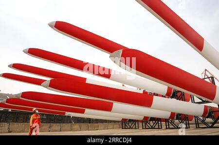 211102 -- BEIJING, le 2 novembre 2021 -- les pales d'éoliennes attendent leur expédition au port de Lianyungang, dans la province de Jiangsu, dans l'est de la Chine, le 16 avril 2021. Photo par /Xinhua Xinhua titres : la Chine est sur la voie rapide pour réduire l'intensité de la consommation d'énergie WangxChun PUBLICATIONxNOTxINxCHN Banque D'Images