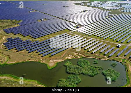 211102 -- PÉKIN, 2 novembre 2021 -- une photo aérienne prise le 4 août 2021 montre une centrale photovoltaïque dans le village de Tujing, district de Yunzhou à Datong, province du Shanxi, dans le nord de la Chine. Xinhua Headlines : la Chine sur la voie rapide pour réduire l'intensité de consommation d'énergie CaoxYang PUBLICATIONxNOTxINxCHN Banque D'Images