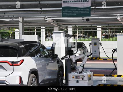 211102 -- BEIJING, 2 novembre 2021 -- Un robot de chargement pour voitures électriques est en opération au Jinmenhu New Energy Vehicle Integrated Service Center dans le nord de la Chine, Tianjin, 18 août 2021. Xinhua Headlines : la Chine sur la voie rapide pour réduire l'intensité de consommation d'énergie LixRan PUBLICATIONxNOTxINxCHN Banque D'Images