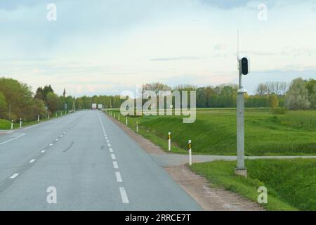 Un radar qui vérifie la limite de vitesse d'une voiture sur la route. Banque D'Images