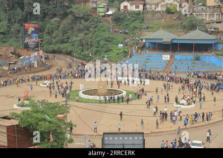 211103 -- KINSHASA, le 3 novembre 2021 -- la photo prise le 3 novembre 2021 montre des personnes qui se rassemblent à Bukavu, capitale de la province du Sud Kivu, dans l'est de la République démocratique du Congo. Un groupe de rebelles a attaqué plusieurs zones de la ville de Bukavu, dans l'est de la République démocratique du Congo, y compris des positions militaires, mercredi début, a déclaré un responsable local. Six assaillants et deux soldats ont été tués après l'attaque, qui a commencé vers 1:40 heures du matin, heure locale, a déclaré le gouverneur du Sud-Kivu Theo Kasi après une réunion du conseil de sécurité provincial, ajoutant que les assaillants ont été tués par la sécurité A. Banque D'Images