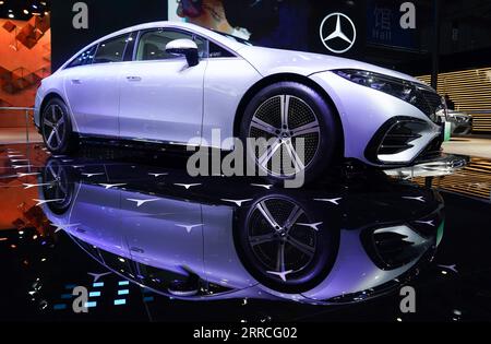 Actualités Themen der Woche KW44 Actualités Bilder des Tages 211105 -- SHANGHAI, le 5 novembre 2021 -- Un véhicule Mercedes Benz nouvelle énergie est exposé à la 4e China International Import Expo CIIE à Shanghai, dans l'est de la Chine, le 5 novembre 2021. CIIECHINA-SHANGHAI-CIIE-NEW ENERGY VEHICLE CN DINGXTING PUBLICATIONXNOTXINXCHN Banque D'Images