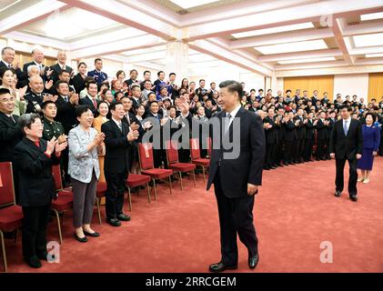 211105 -- BEIJING, 5 novembre 2021 -- le président chinois Xi Jinping, également secrétaire général du Comité central du PCC du Parti communiste chinois et président de la Commission militaire centrale, rencontre les modèles éthiques nationaux et les lauréats des prix de nomination au Grand Hall du peuple à Beijing, capitale de la Chine, le 5 novembre 2021. Wang Huning, membre du Comité permanent du Bureau politique du Comité central du PCC et membre du Secrétariat du Comité central du PCC, a assisté à la réunion. CHINE-PÉKIN-XI JINPING-MODÈLES ÉTHIQUES NATIONAUX-RENCONTRE CN SHENXHONG PU Banque D'Images