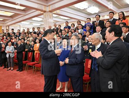 211105 -- BEIJING, 5 novembre 2021 -- le président chinois Xi Jinping, également secrétaire général du comité central du PCC du Parti communiste chinois et président de la commission militaire centrale, s’entretient avec Zhang soli, un modèle éthique national, au Grand Hall du peuple à Pékin, capitale de la Chine, le 5 novembre 2021. Xi a rencontré vendredi des modèles éthiques nationaux et des lauréats des prix de nomination. Wang Huning, membre du Comité permanent du Bureau politique du Comité central du PCC et membre du Secrétariat du Comité central du PCC, a assisté à la réunion. CHINE- Banque D'Images