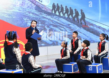 211106 -- PÉKIN, le 6 novembre 2021 -- le directeur Xie Xiaoyan donne une conférence lors de la cérémonie d'ouverture d'un nouveau semestre dans une école primaire de Nanning, dans la région autonome de Guangxi Zhuang, dans le sud de la Chine, le 1 mars 2021. POUR ALLER AVEC profil : Xi Jinping, l'homme qui dirige CPC sur le nouveau voyage CHINE-XI JINPING-CPC-NOUVEAU VOYAGE CN ZhouxHua PUBLICATIONxNOTxINxCHN Banque D'Images