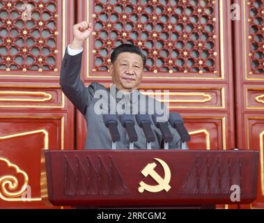 211106 -- PÉKIN, le 6 novembre 2021 -- Xi Jinping prononce un discours important lors d'une cérémonie marquant le 100e anniversaire de la fondation du Parti communiste chinois à Pékin, capitale de la Chine, le 1 juillet 2021. POUR ALLER AVEC profil : Xi Jinping, l'homme qui dirige CPC sur le nouveau voyage CHINE-XI JINPING-CPC-NOUVEAU VOYAGE CN JuxPeng PUBLICATIONxNOTxINxCHN Banque D'Images