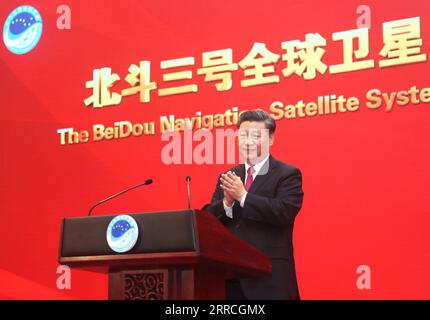 211106 -- BEIJING, 6 novembre 2021 -- Xi Jinping annonce officiellement la mise en service du système de navigation par satellite BeiDou BDS-3 de la Chine, lors de la cérémonie d'achèvement et de mise en service du BDS-3 nouvellement achevé à Beijing, capitale de la Chine, le 31 juillet 2020. POUR ALLER AVEC profil : Xi Jinping, l'homme qui dirige CPC sur le nouveau voyage CHINE-XI JINPING-CPC-NOUVEAU VOYAGE CN JuxPeng PUBLICATIONxNOTxINxCHN Banque D'Images