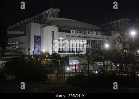 211106 -- HOUSTON, 6 novembre 2021 -- une photo prise le 6 novembre 2021 montre le NRG Park, un complexe où le festival de musique Astroworld s'est tenu à Houston, Texas, États-Unis. Au moins huit personnes sont mortes et des dizaines d'autres ont été blessées au festival de musique Astroworld dans la ville américaine de Houston vendredi soir, ont déclaré les responsables. L'incident aurait eu lieu vers 9:15 h, heure locale, lorsque le rappeur Travis Scott jouait. Au moins 17 personnes ont été transportées à l'hôpital après l'écrasement et 11 prises en ambulance étaient en arrêt cardiaque, ont déclaré les responsables de Houston. Quelque 300 personnes W Banque D'Images