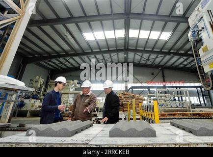 211109 -- CHENGDU, 9 novembre 2021 -- Wang Qichang C instruit des techniciens dans une usine de matériaux de barrière acoustique à Chengdu, dans la province du Sichuan du sud-ouest de la Chine, le 4 novembre 2021. Wang Qichang, 88 ans, est un célèbre expert des chemins de fer à grande vitesse en Chine. Depuis son diplôme d'études collégiales en 1958, Wang a consacré toute sa vie à l'enseignement et à la recherche scientifique. Selon lui, tout son travail est axé sur l'innovation. Je veux juste trouver les domaines les plus urgents à étudier, briser les goulets d'étranglement les plus critiques et suivre les questions les plus pointues, a-t-il dit. En l'an de 2012, Wang, qui a environ 80 ans o Banque D'Images