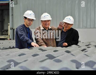 211109 -- CHENGDU, 9 novembre 2021 -- Wang Qichang C discute avec des techniciens dans une usine de matériaux de barrière acoustique à Chengdu, dans la province du Sichuan du sud-ouest de la Chine, le 4 novembre 2021. Wang Qichang, 88 ans, est un célèbre expert des chemins de fer à grande vitesse en Chine. Depuis son diplôme d'études collégiales en 1958, Wang a consacré toute sa vie à l'enseignement et à la recherche scientifique. Selon lui, tout son travail est axé sur l'innovation. Je veux juste trouver les domaines les plus urgents à étudier, briser les goulets d'étranglement les plus critiques et suivre les questions les plus pointues, a-t-il dit. En l'an de 2012, Wang, qui a environ 80 ans Banque D'Images