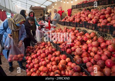 211109 -- TÉHÉRAN, 9 novembre 2021 -- les Iraniens achètent des grenades lors d'un festival de grenades pour célébrer la saison des récoltes à Téhéran, en Iran, le 9 novembre 2021. Photo de /Xinhua IRAN-TÉHÉRAN-POMEGRANATE FESTIVAL AhmadxMalek PUBLICATIONxNOTxINxCHN Banque D'Images