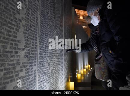 211109 -- VIENNE, le 9 novembre 2021 -- des personnes commémorent les victimes au Mémorial du mur des noms de la Shoah à Vienne, Autriche, le 9 novembre 2021. Le Mémorial du mur des noms de la Shoah a été inauguré mardi au parc Ostarrichi à Vienne. Le nouveau mémorial commémore plus de 64 000 Juifs autrichiens assassinés ou péri pendant l'ère nazie. AUTRICHE-VIENNE-SHOAH MUR DES NOMS MÉMORIAL-INAUGURATION GUOXCHEN PUBLICATIONXNOTXINXCHN Banque D'Images